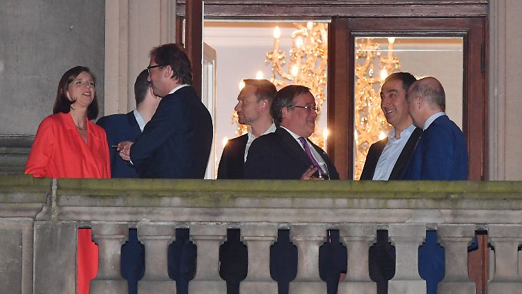 Laschet gehört zum Unterhändler-Team der CDU, hier bei einem Zigarillo mit den anderen Parteien.
