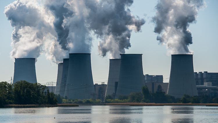 Kühltürme des Braunkohlekraftwerkes der Vattenfall AG in Jänschwalde (Brandenburg).