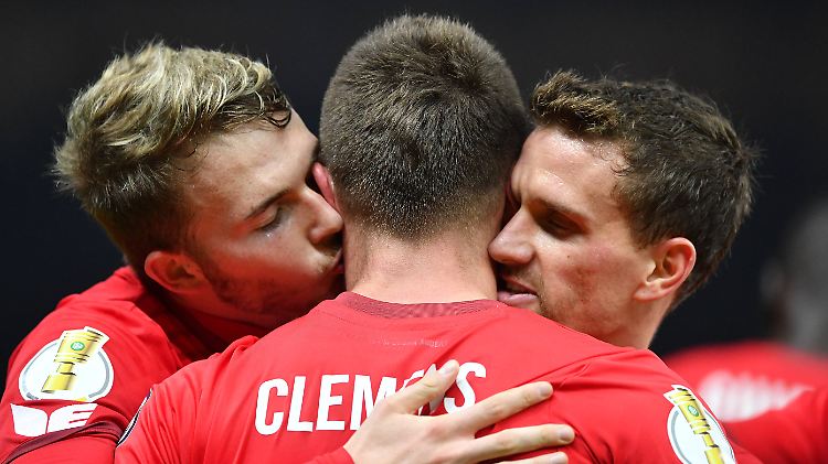 Mit seinem Tor zum 3:0 machte Christian Clemens den Sieg für Köln klar. Seine Mitspieler sind ihm dafür sichtlich dankbar.