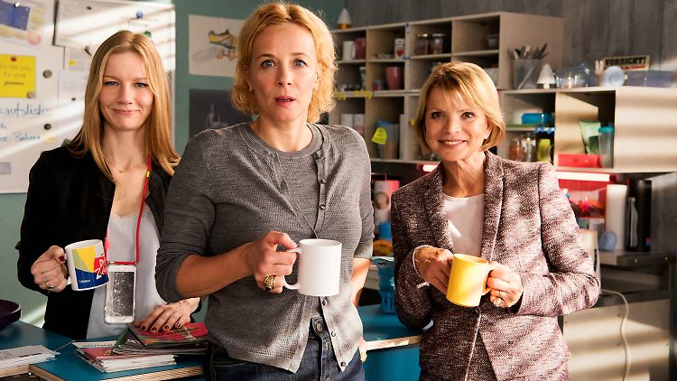 Biggi (Sandra Hüller), Direktorin Gerster (Katja Riemann) und Frau Leimbach-Knorr (Uschi Glas, v.l.n.r.) halten im Lehrerzimmer die Stellung