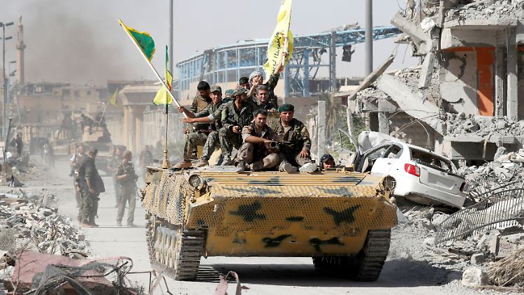 Kämpfer der Syrian Democratic Forces (SDF) feiern ihren Sieg in Rakka.