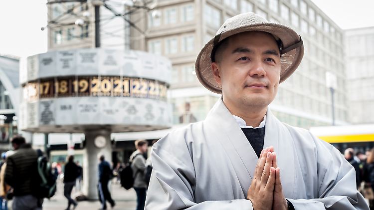 Bruder Haemin hofft, dass seine Leser in ihrem betriebsamen Leben über diese Betriebsamkeit nachdenken.