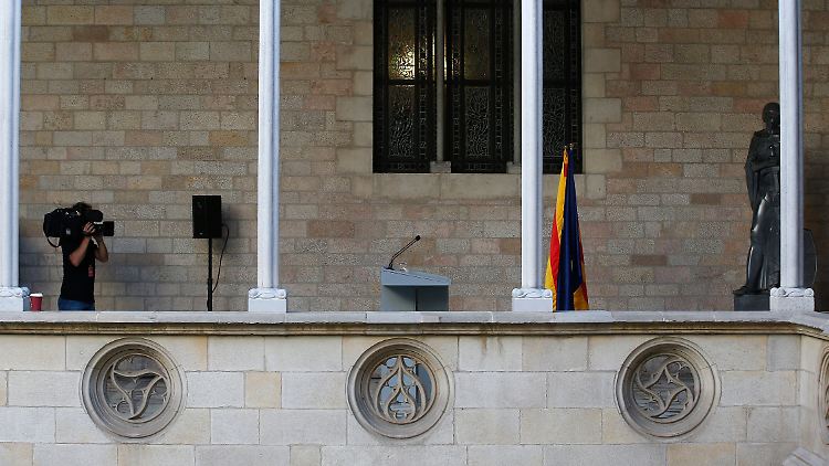 Im katalanischen Regierungspalast in Barcelona war alles für Puigdemonts Rede vorbereitet.