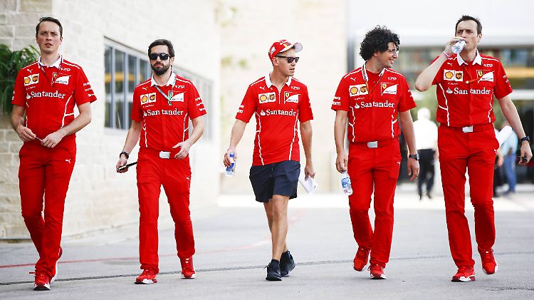 Sebastian Vettel (3.v.l.) möchte 2018 seinen ersten WM-Titel mit Ferrari gewinnen.