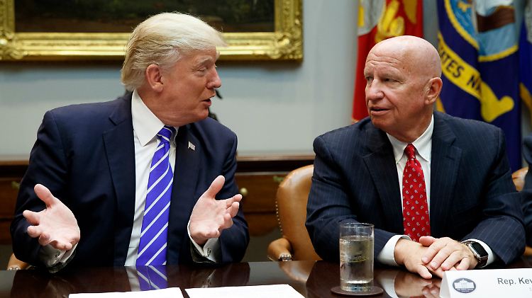 US-Präsident Trump und der Abgeordnete Kevin Brady, der Verfasser der Steuerreform.