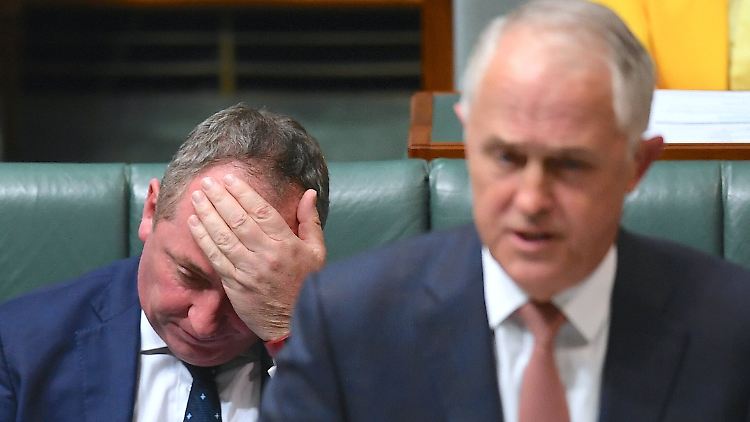 Premierminister Malcolm Turnbull (vorne) und Vize Barnaby Joyce sind geschockt von der Entscheidung des Gerichts. 