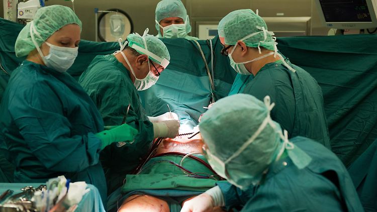 Ein Operationsteam operiert im Deutschen Herzzentrum in Berlin einen Patienten am offenen Herzen.