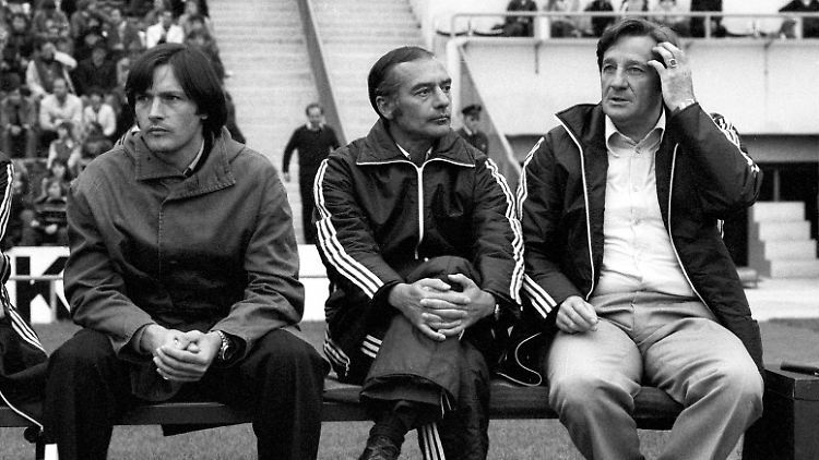 Dr. Müller-Wohlfahrt (l.) lernt in der Saison 1977/78 Erstaunliches von Bayern-Coach Lorant (r.)