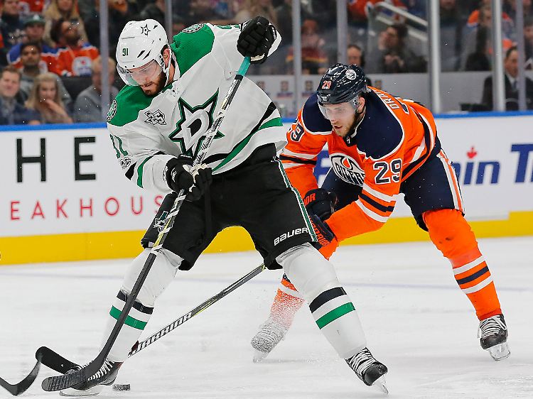Beim wilden Neun-Tore-Spiel gegen Dallas bereite Leon Draisaitl (r.) drei von fünf Edmonton-Treffern vor.