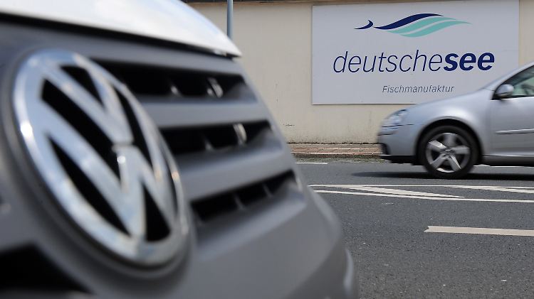 VW-Fahrzeuge auf dem Betriebsgelände von Deutsche See in Bremerhaven.