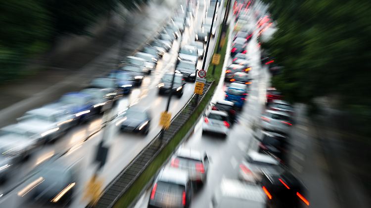 Morgens und abends das gleiche Bild: Auf dem Mittleren Ring in München herrscht dichter Verkehr.