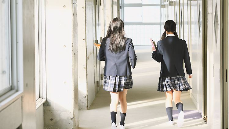 An vielen japanischen Schulen müssen Schüler mit hellem Haar beweisen, dass es nicht gefärbt ist.