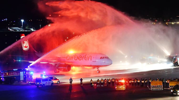 Die Flughafen-Feuerwehr empfing die letzte Air-Berlin-Maschine mit Wasserfontänen. 