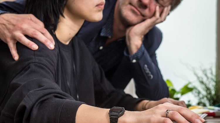 Mehr als jeder sechste Mann gab in der Umfrage zu, sich unangemessen oder bedrängend verhalten zu haben.