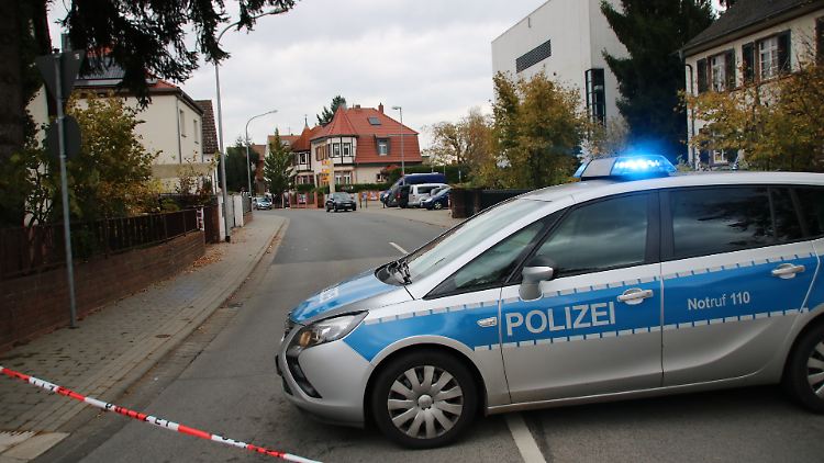 In Mörfelden-Walldorf hat die Polizei den Tatverdächtigen vor einer Gaststätte entdeckt und auf ihn geschossen.