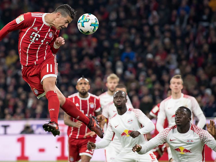 Überlegen in Überzahl: Die Bayern um James Rodríguez, der den Münchner Sieg mit dem 1:0 einleitete.