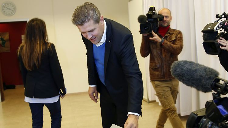 Der bisherige Regierungschef Bjarni Benediktsson gibt seine Stimme ab.