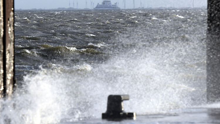 Während des Sturms kenterte ein Motorboot mit drei Urlaubern aus Sachsen auf der Peene. Ein Mann und eine Frau starben - nach dem dritten Urlauber wird noch gesucht.