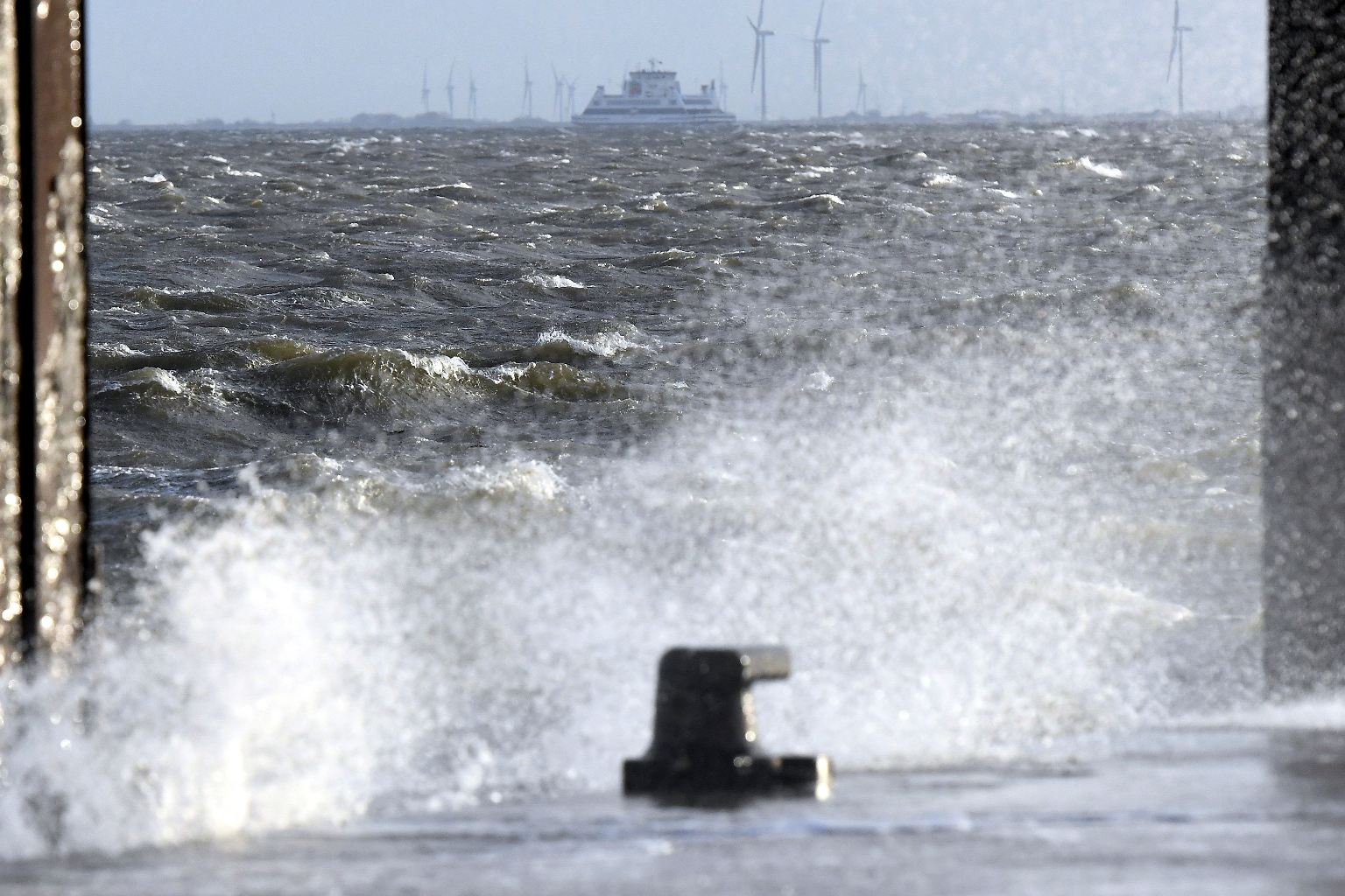 Mit voller Wucht trifft Sturmtief "Herwart" Norddeutschland. An der Nordsee werden Windgeschwindigkeiten über 120 km/h gemessen.