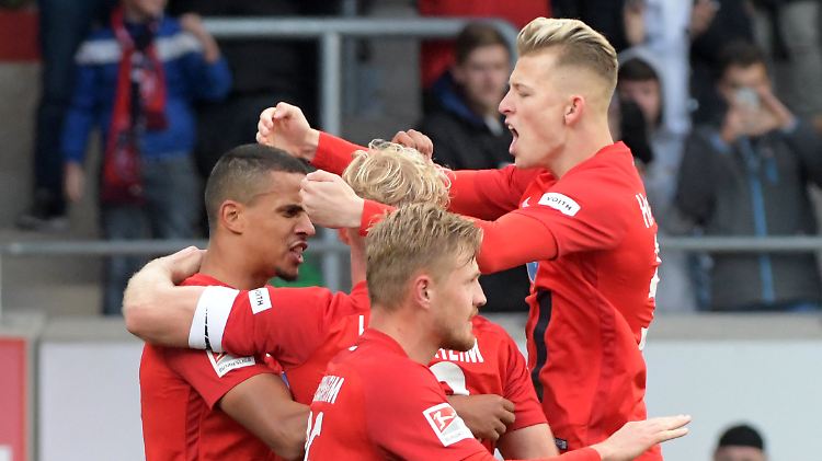 Jubel in Heidenheim nach dem Siegtor durch Robert Glatzel.