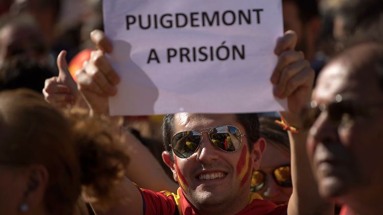 "Puigdemont ins Gefängnis", fordert dieser Demonstrant in Barcelona. Das könnte tatsächlich passieren.