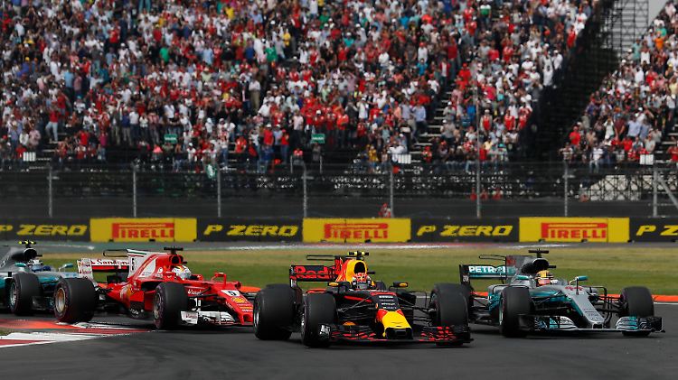 Pole-Mann Sebastian Vettel konnte Platz eins nach dem Start nicht verteidigen und geriet dadurch in Rempeleien mit Max Verstappen und Titelrivale Lewis Hamilton.