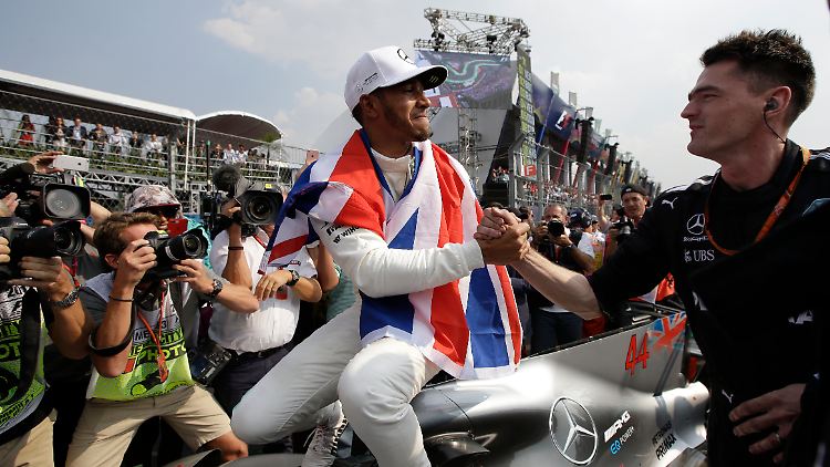 Wieder Weltmeister: Lewis Hamilton zog durch seine vierte WM-Krone nach Titeln mit Sebastian Vettel gleich.