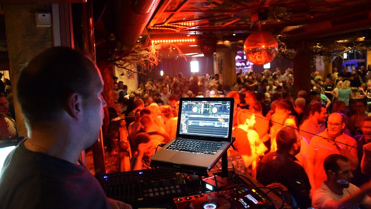Paaarty! Ein DJ legt im Brauhaus in Willingen auf.