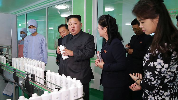 Ein fragender Blick zur Ehefrau: Kim Jong Un und Ri Sol Ju besuchen eine Kosmetikfabrik.