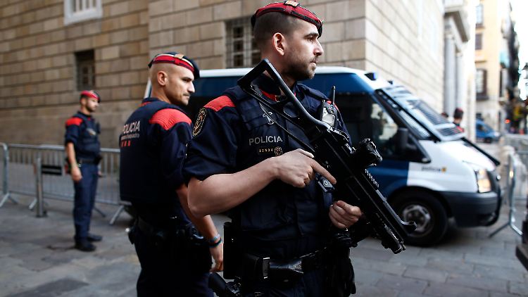 Die katalanische Polizei, die Mossos d'Esquadra, hat sich vorm Regierungspalast in Barcelona postiert. 