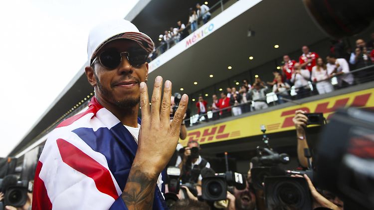 Lewis Hamilton zeigt es an - vier WM-Titel hat er jetzt auf dem Konto.