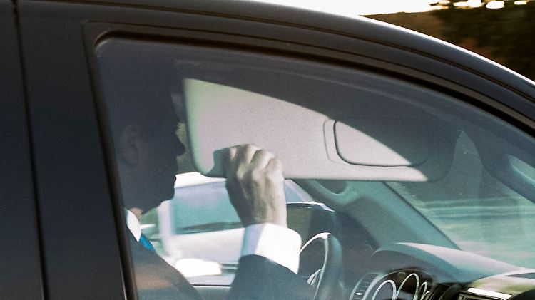 Fotografen lichteten Manafort ab, als er sich mit dem Auto zum FBI auf den Weg machte.