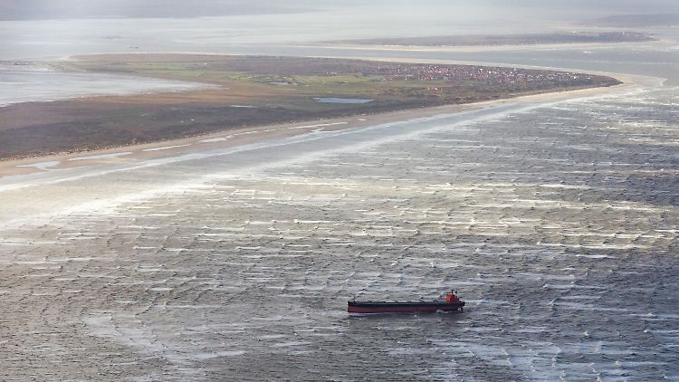 Noch ist das wasser zu flach, um die "Glory Amsterdam" wieder flott zu kriegen.