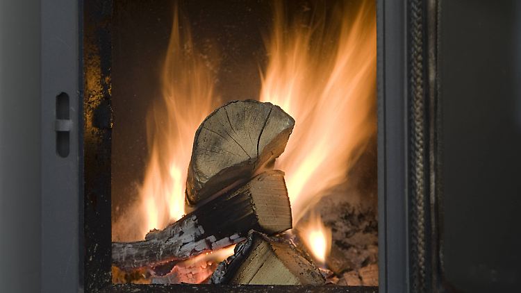 Es darf nur Holz im Ofen landen, dessen Wassergehalt bei maximal 20 Prozent beziehungsweise dessen Feuchtegehalt bei rund 25 Prozent liegt.