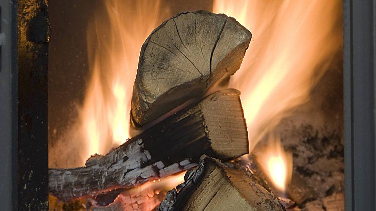 Es darf nur Holz im Ofen landen, dessen Wassergehalt bei maximal 20 Prozent beziehungsweise dessen Feuchtegehalt bei rund 25 Prozent liegt.