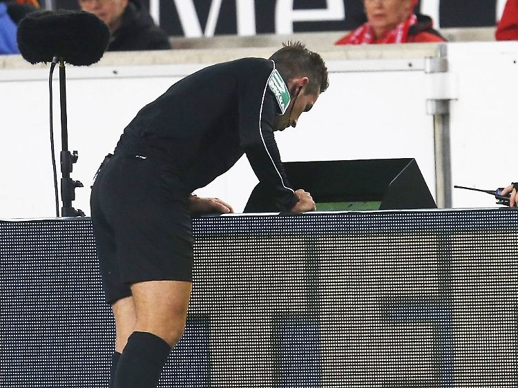 In der sogenannten Review Area können die Bundesliga-Schiedsrichter selbst noch einmal vom Videobeweis Gebrauch machen.