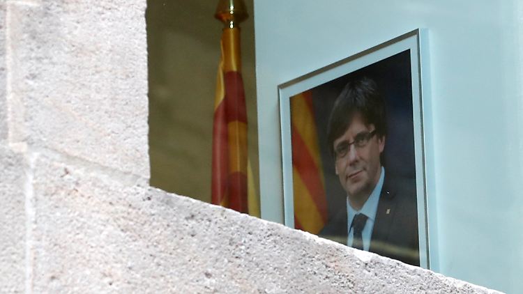 Carles Puigdemonts Foto hängt gerahmt im Regierungspalast in Barcelona - er selbst ist nicht mehr da.