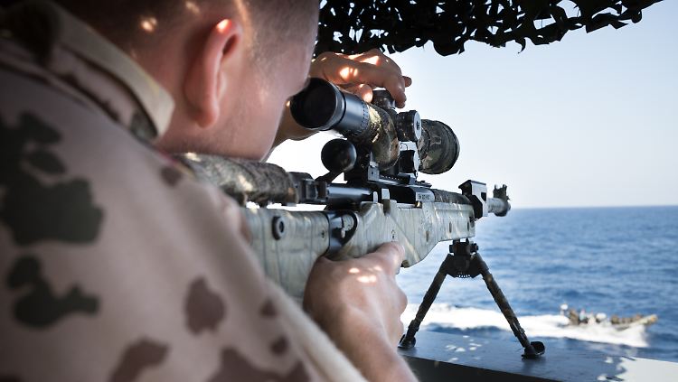 Ein Scharfschütze der Bundeswehr sichert das Landungsteam im Motorboot.