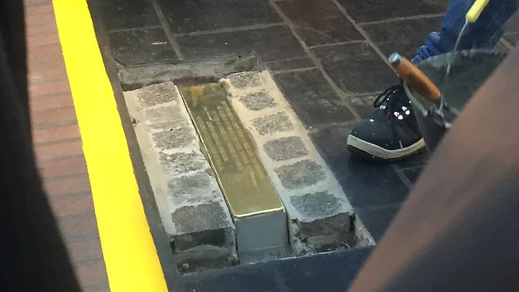 In Buenos Aires wird die Stolperschwelle verlegt.