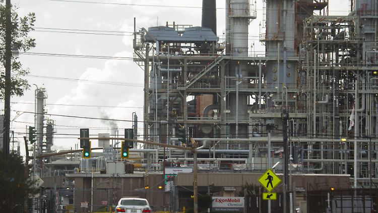 In den vergangenen drei Jahren ist die Treibhausgas-Produktion der Konzerne unverändert geblieben. Dabei hätte sie jährlich um drei Prozent sinken müssen, um im Einklang mit den Zielen des Pariser Klimaabkommens zu bleiben.