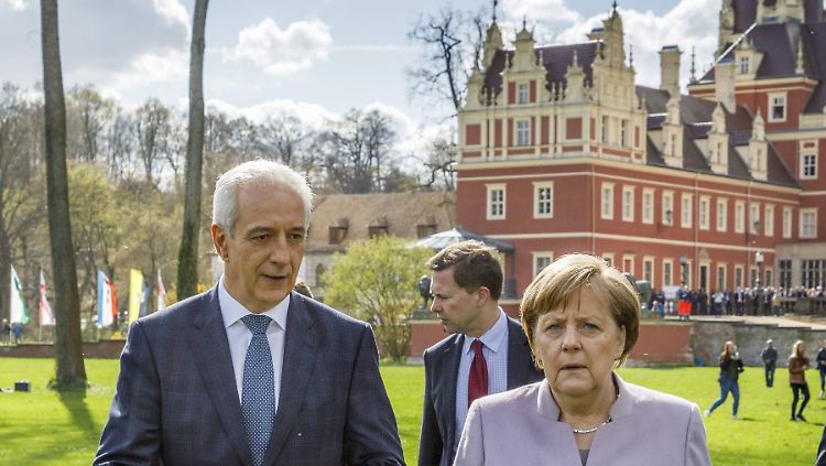 Tillich und Merkel im April am Rande einer Regionalkonferenz der Ostländer im sächsischen Bad Muskau.