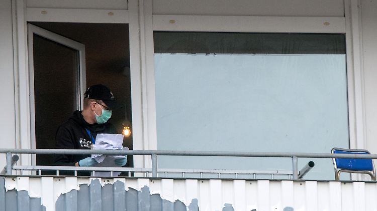 Polizei bei der Spurensicherung: In seiner Schweriner Wohnung bastelte Yamen A. an einer Bombe.