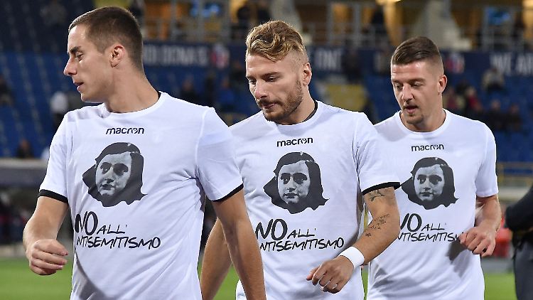 "Nein zum Antisemitismus": Lazios Spieler in Bologna.