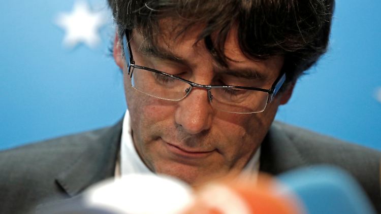 Beherrscht sogar nach seiner Absetzung als Chef der Regionalregierung die Schlagzeilen: Carles Puigdemont.