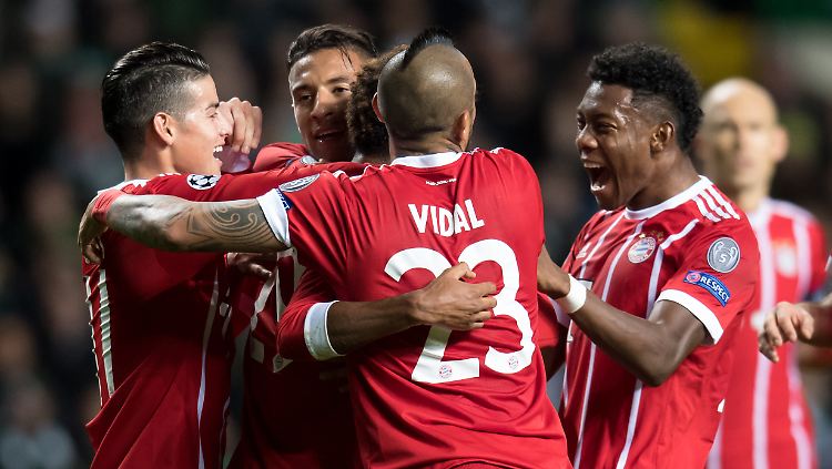 Freude über das 1:0 - am Ende gewinnen die Bayern 2:1 und stehen damit bereits im CL-Achtelfinale.