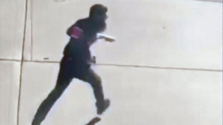 Das Bild einer Überwachungskamera zeigt, wie der mutmaßliche Täter aus dem Wagen flüchtet.