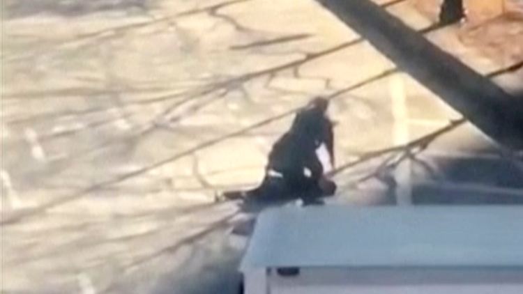 Ein Augenzeuge hält mit dem Handy fest, wie Ryan Nash den verletzten mutmaßlichen Attentäter festhält. 