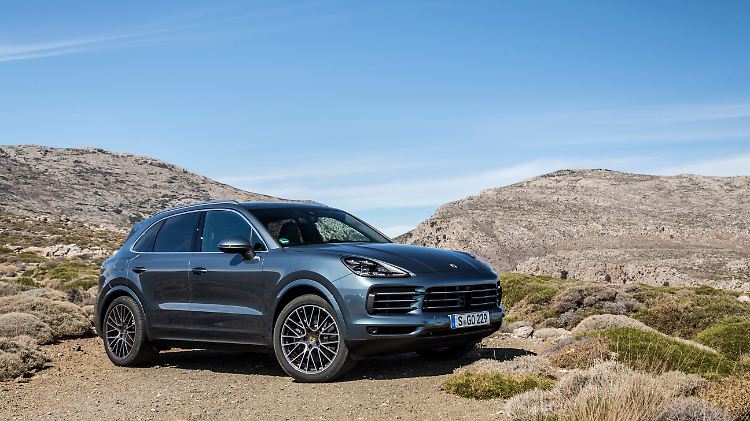 Die Motorhaube des Porsche Cayenne taucht tief ab. Erinnerungen an den 911 sollen so geweckt werden.