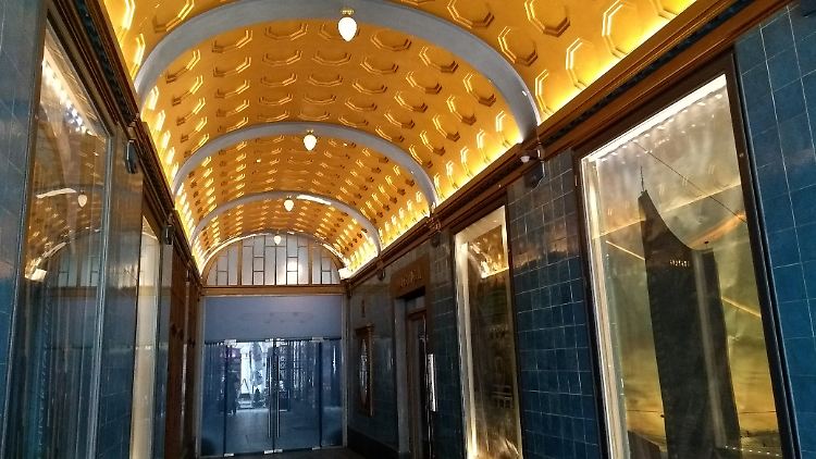 Es lohnt sich auch, in den einen oder anderen Hauseingang einen Blick zu werfen, wie hier beim Zeppelinhaus in der Nikolaistraße.
