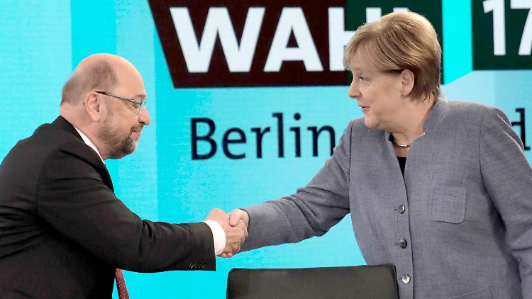 Kurzes Händeschütteln am Wahlabend: der unterlegene SPD-Kanzlerkandidat Schulz und CDU-Amtsinhaberin Merkel.